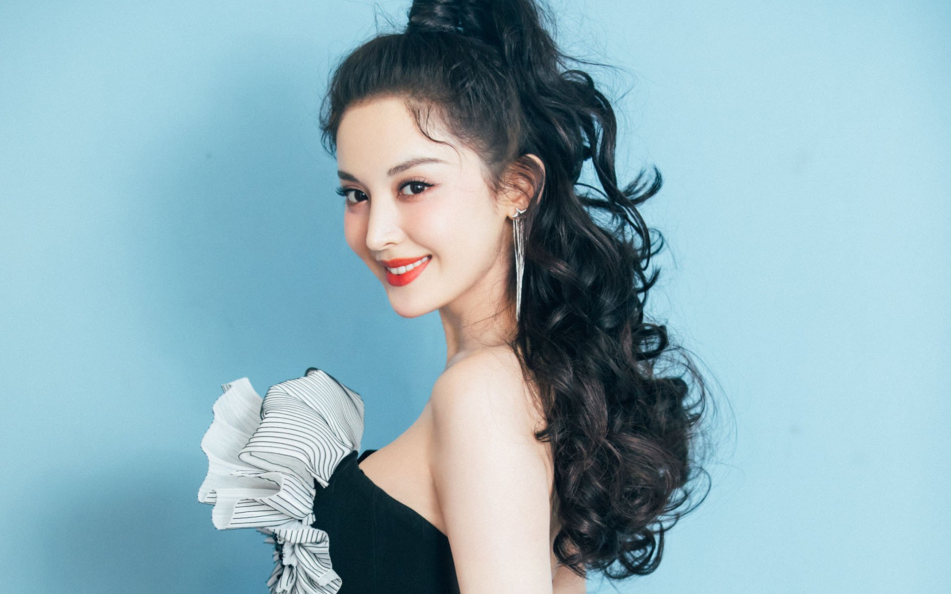 中美蝶泳起跳平均反应时间逐年接近，蝶泳的比赛视频